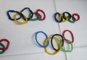 Olympijské kruhy modelované z barevného včelího vosku